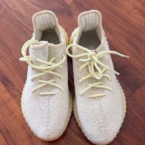 Men’s Yeezy Cream Knit Sneakers with Yellow Laces. Excellent Condition size 9.5